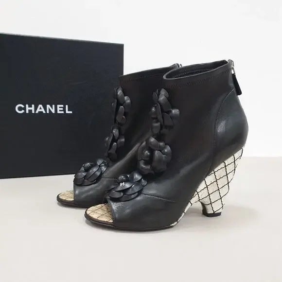 靴 chanel Chanel Boots Black Leather Gold Heel Lace-Up 38.5 / 8.5 Booties